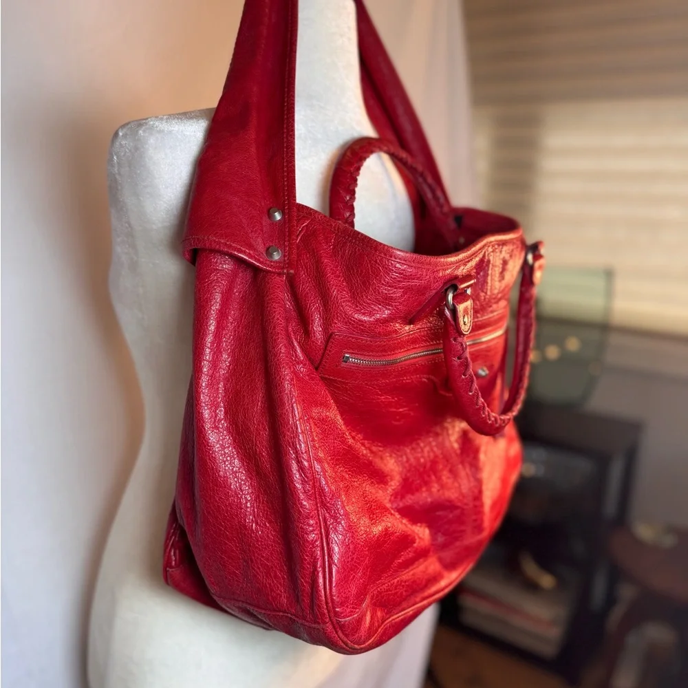 Elegant Red Leather Tote Bag - Picture 2 of 3